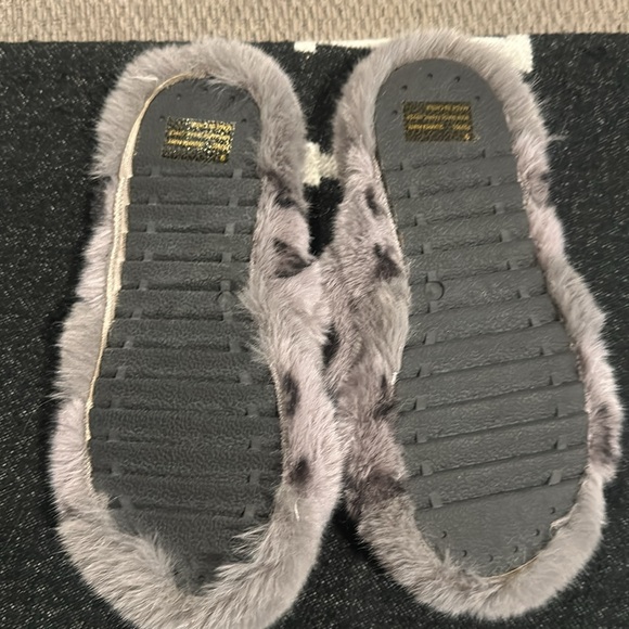 Brand New LV (dup)Furry Slippers - Picture 2 of 3